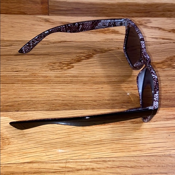 black sunglasses with snake skin detailing - Picture 4 of 5